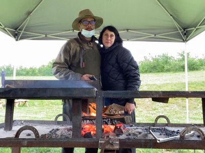 Nadia Farmiga and Wilson Costa are doing a barbeque.